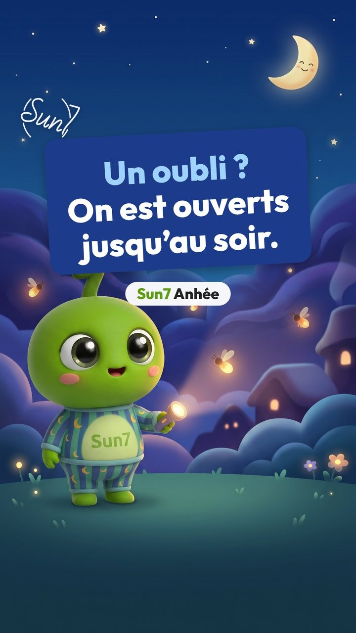 Septi en pyjama avec une lampe de poche sous un ciel étoilé, dans un décor illustré