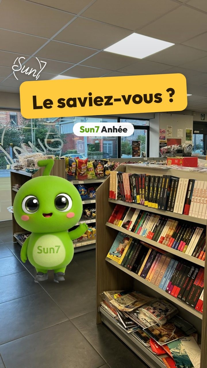 Septi devant le rayon livres du Sun7 Anhée, sur une vraie photo du magasin